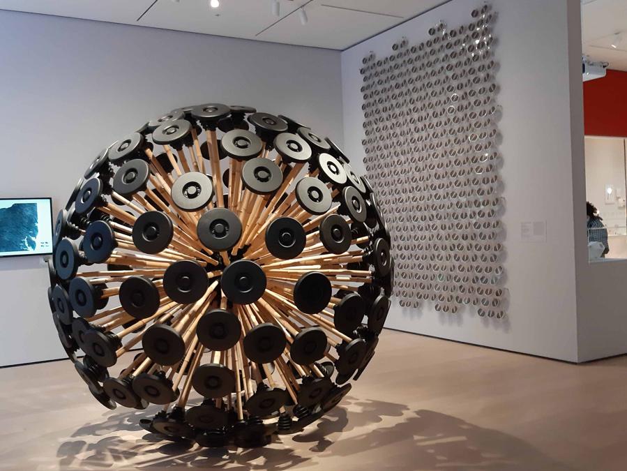 «Energy» è l'installazione inaugurale del MoMa creata dalla curatrice senior e direttore Ricerca & Sviluppo, Architettura & Design, l'italiana Paola Antonelli, reduce dal successo di «Broken nature!» alla Triennale di Milano.L'esposizione è dedicata a tutte le forme di energia; quella cinetica è rappresentata dall'opera Massoud Hassani che è uno sminatore mosso dal vento funzionante: rotolando sui terreni dell'Afghanistan fa detonare le mine e può essere poi ricreato ricomponendo i pezzi di bambù  (credit: MoMa)