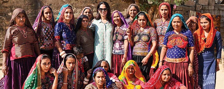 La stilista indiana Anita Dongre, una delle più celebri del Paese asiatico, dal 2015 apre scuole di cucito nelle aree rurali del Paese tramite la sua Fondazione
