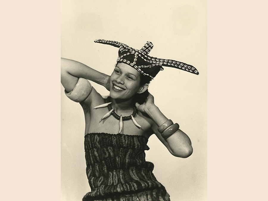 Man Ray, La mode au Congo (Adrienne Fidelin), 1937 - 1981, cm 30 x 22, Collezione Csac, Università di Parma, courtesy Csac, Università di Parma, Sezione Fotografia, © Man Ray Trust by Siae 2019