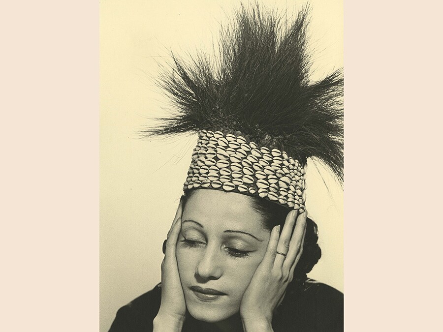 Man Ray, La mode au Congo, 1937 - 1981, cm 30 x 22, collezione Csac, Università di Parma, courtesy Csac, Università di Parma, Sezione Fotografia, © Man Ray Trust by Siae 2019