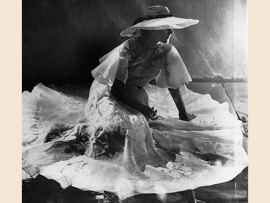 Dora Maar, Meret Oppenheim, 1936, cm 16,5 x 24, courtesy Levy Galerie, Hamburg, © Dora Maar by Siae 2019