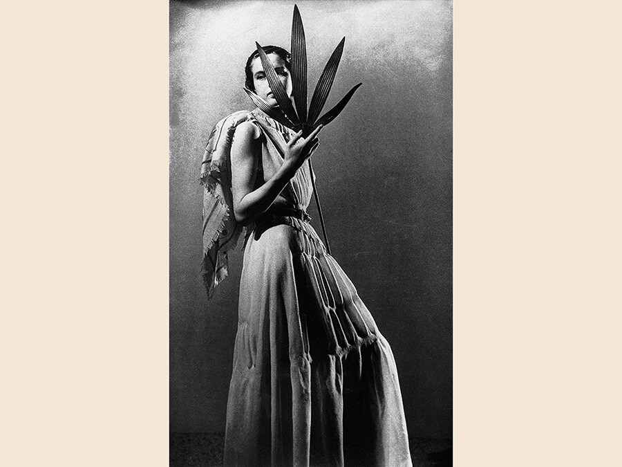 Dora Maar, Meret Oppenheim, 1936, cm 24 x 16, courtesy Levy Galerie, Hamburg, © Dora Maar by Siae 2019