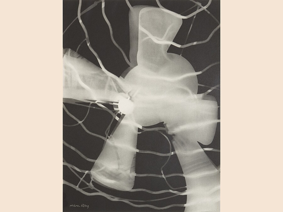 Man Ray, Electricité, 1931, portfolio di 10 rayografie, courtesy collezione Fondazione Mast Bologna, © Man Ray Trust by Siae 2019