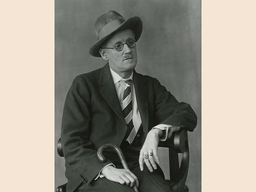 Berenice Abbott, James Joyce, Paris, 1927, stampa vintage ai sali d'argento, cm 52.5 x 42.5 x 3, courtesy of Howard Greenberg Gallery, New York, © Berenice Abbott/Getty Images