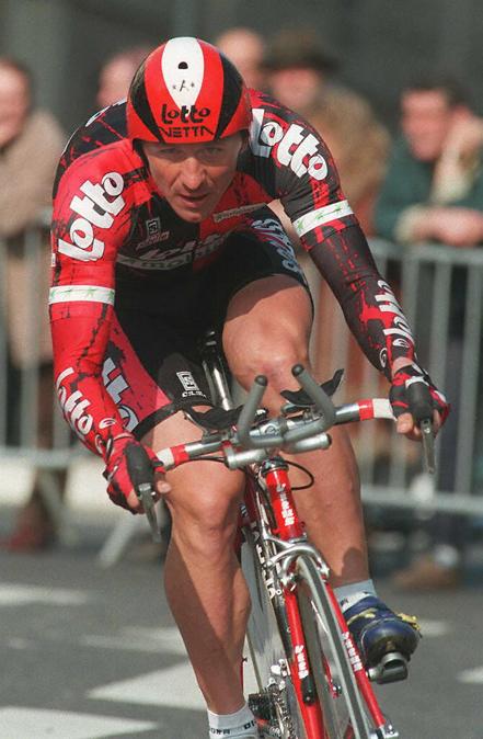 Il ciclista ucraino Andreï Tchmil (Photo by Pascal PAVANI / AFP)