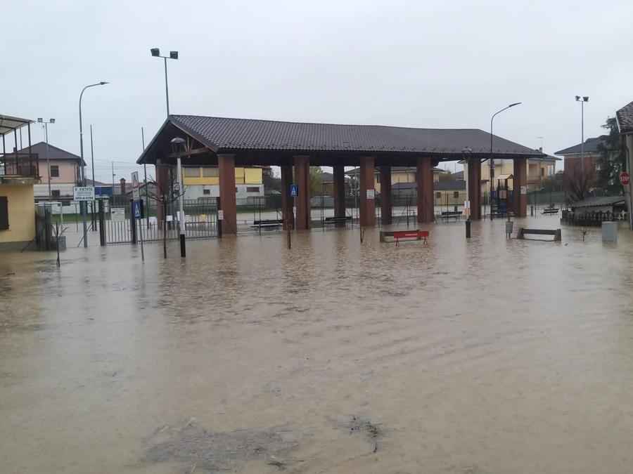 La piena del Po e dei rii minori ha mandato sott'acqua Cardè, il primo paese della pianura Padana nel Parco del Po Cuneese. (ANSA)