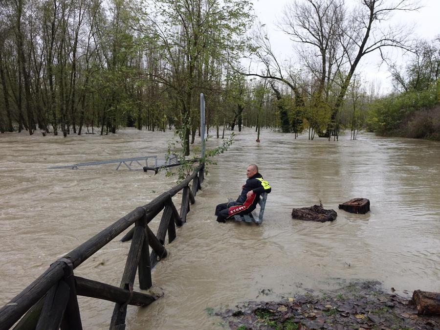 La piena del fiume Tanaro ad Alessandria. (ANSA/DINO FERRETTI)
