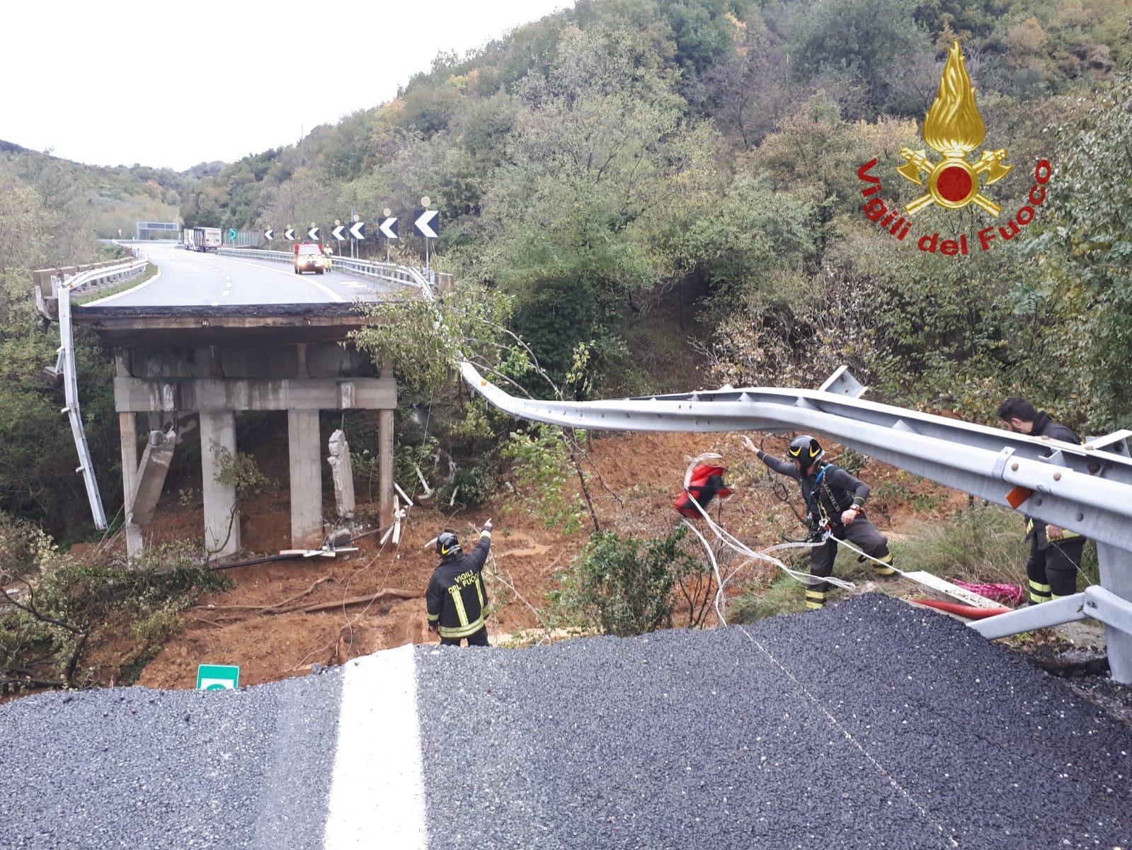 È una frana la causa del crollo di una porzione di viadotto lungo l'autostrada A6 Torino-Savona, tra l'innesto con la A10 e Altare in direzione Torino. Per le forti piogge ha ceduto un tratto di montagna, che si è portata via una trentina di metri del viadotto. (ANSA/US VIGILI DEL FUOCO)