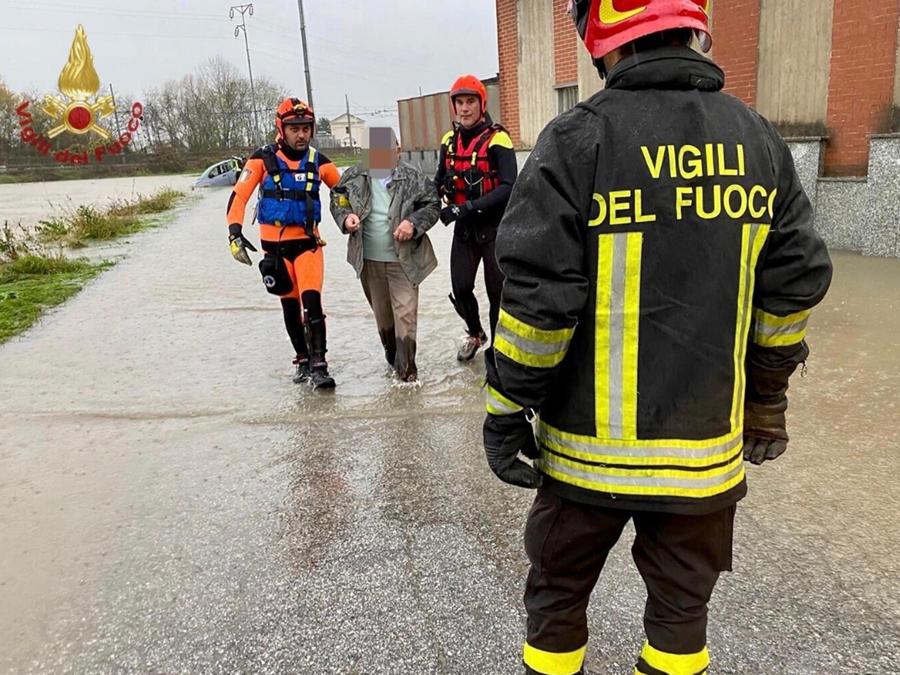 Un intervento dei vigili del fuoco a None (Torino).( ANSA/VIGILI DEL FUOCO)