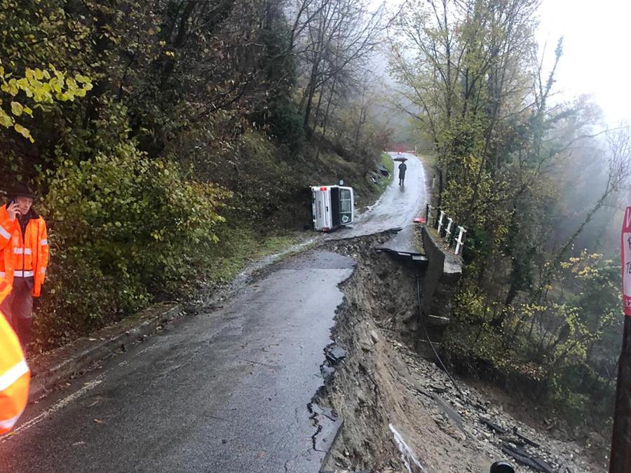 Un pick-up del Comune di Villadossola e' rimasto coinvolto nella frana della strada a Valpiana, frazione montana di Villadossola. Il cedimento della strada ha capottato il pick-up, ma le due persone a bordo non hanno riportato ferite. (ANSA)