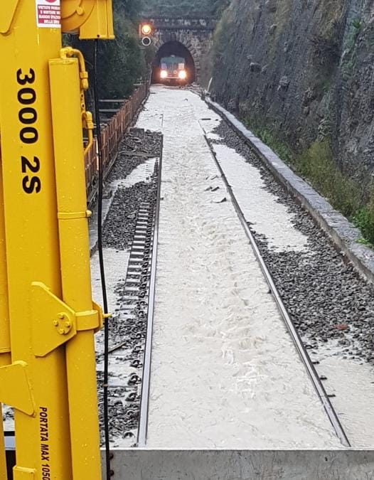 Un treno con 15 persone a bordo, partito da Lamezia Terme e diretto a Catanzaro, è rimasto bloccato all'uscita di una galleria a causa dell'allagamento dei binari. Disagi per i passeggeri, ma nessun ferito o conseguenza particolare per loro. (ANSA/VIGILI DEL FUOCO)