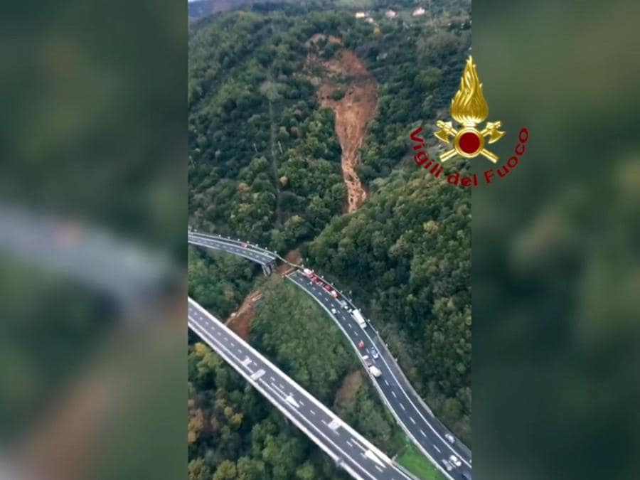 È una frana la causa del crollo di una porzione di viadotto lungo l'autostrada A6 Torino-Savona, tra l'innesto con la A10 e Altare in direzione Torino. Per le forti piogge ha ceduto un tratto di montagna, che si è portata via una trentina di metri del viadotto. (ANSA/US VIGILI DEL FUOCO)