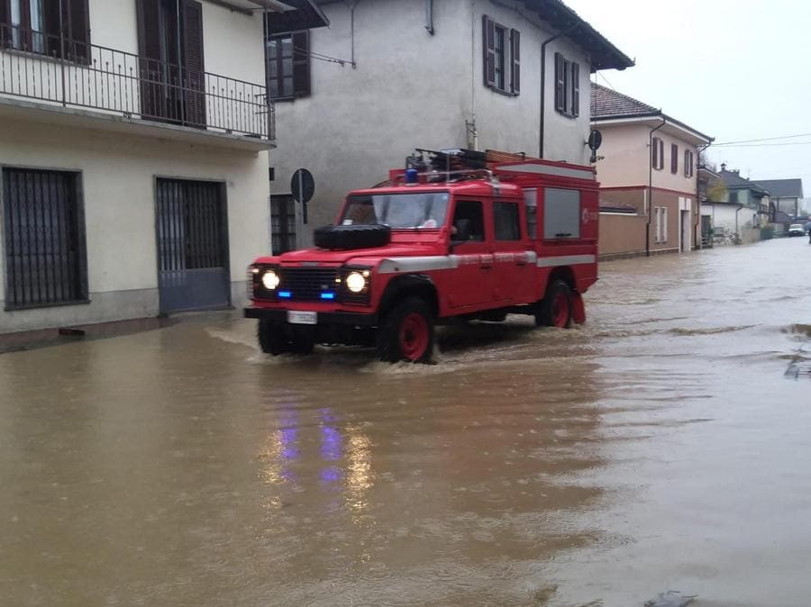 La piena del Po e dei rii minori ha mandato sott'acqua Carde', il primo paese della pianura Padana nel Parco del Po Cuneese. (ANSA)