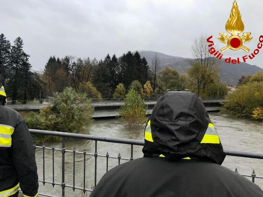 Un intervento dei vigili del fuoco nell'alto Varesotto. (ANSA/VIGILI DEL FUOCO)