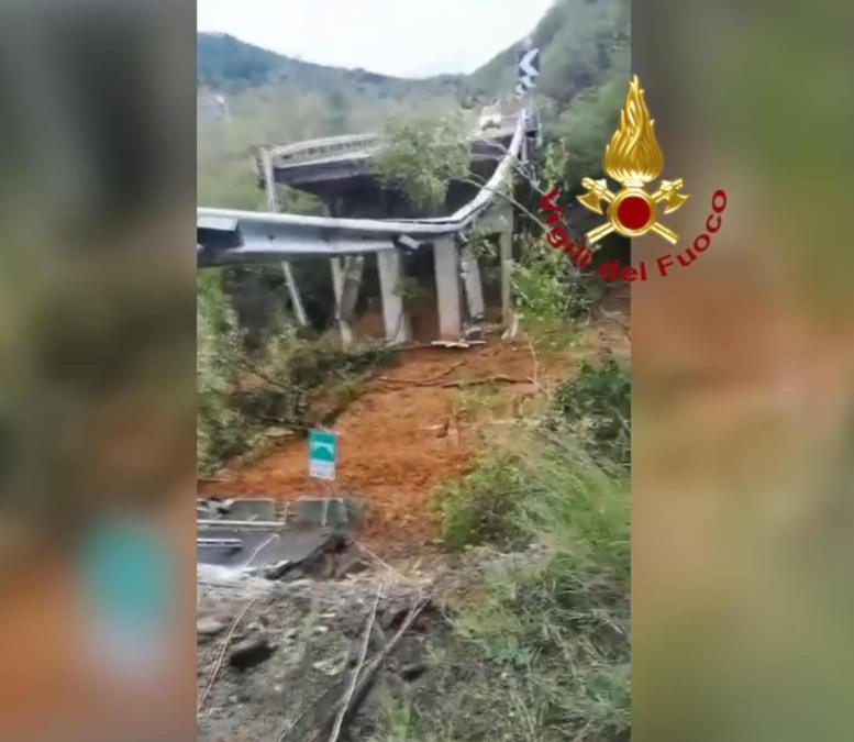 E' una frana la causa del crollo di una porzione di viadotto lungo l'autostrada A6 Torino-Savona, tra l'innesto con la A10 e Altare in direzione Torino. Per le forti piogge ha ceduto un tratto di montagna, che si è portata via una trentina di metri del viadotto, 24 novembre 2019. (ANSA/US VIGILI DEL FUOCO)