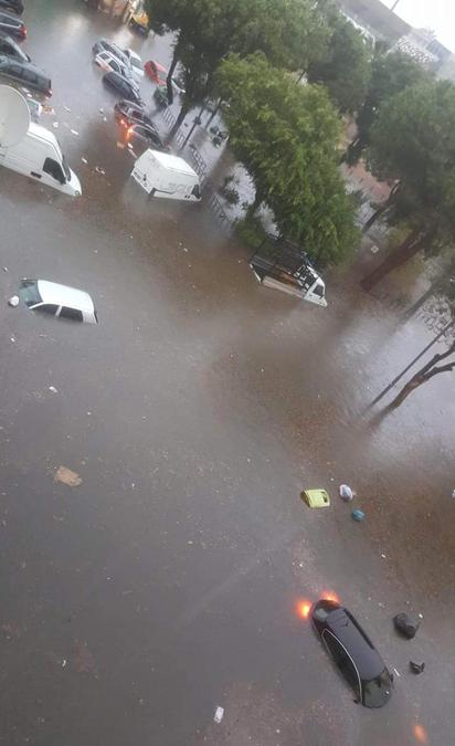 Auto sommerse in una strada allagata a causa delle forti piogge, Reggio Calabria. (ANSA/ GIORGIO NERI)