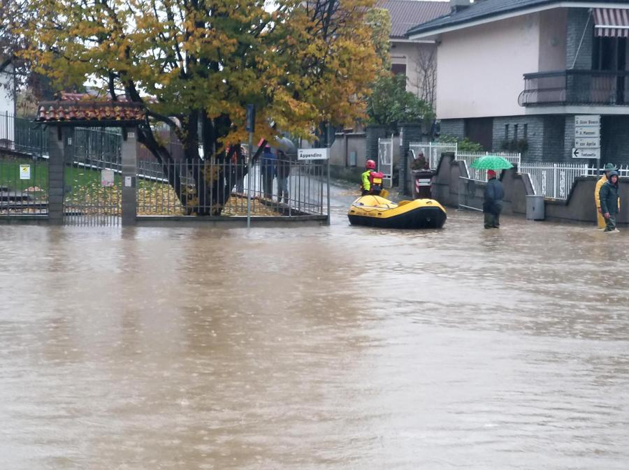 La piena del Po e dei rii minori ha mandato sott'acqua Carde', il primo paese della pianura Padana nel Parco del Po Cuneese. (ANSA)