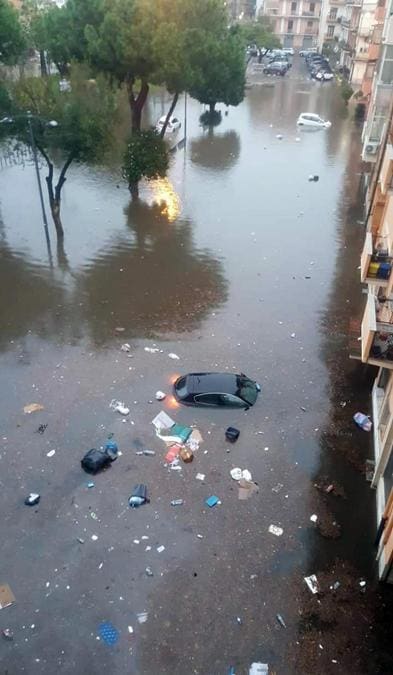 Auto sommerse in una strada allagata a causa delle forti piogge, Reggio Calabria. (ANSA/ US VIGILI DEL FUOCO)