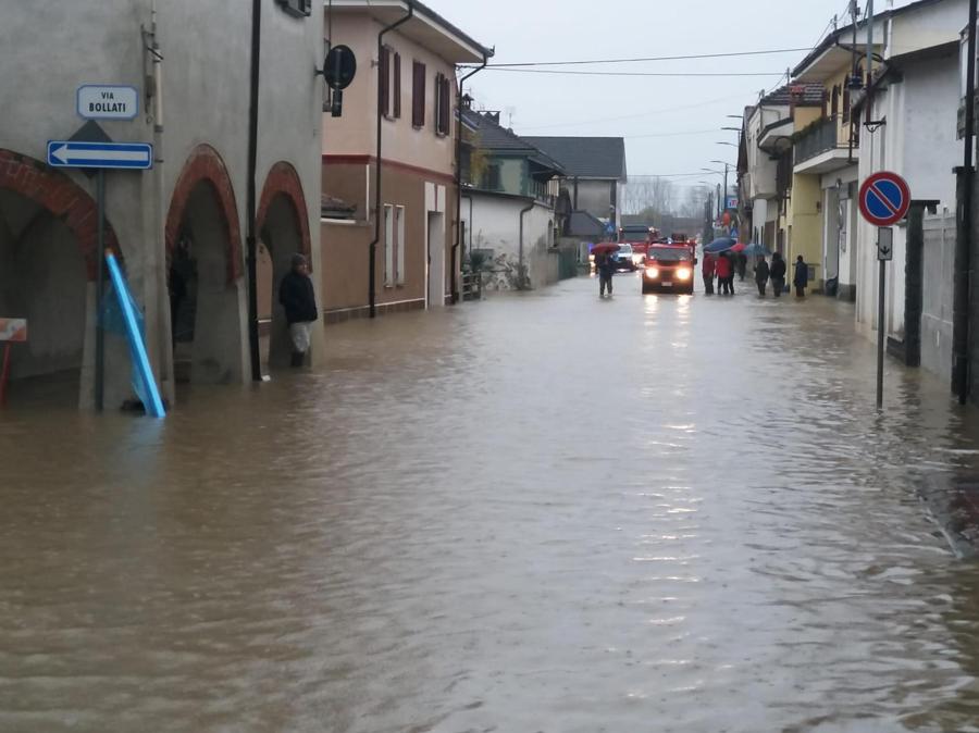 La piena del Po e dei rii minori ha mandato sott'acqua Carde', il primo paese della pianura Padana nel Parco del Po Cuneese. (ANSA)