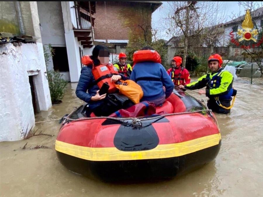 Un intervento dei vigili del fuoco a Carde' (Cuneo). La piena del Po e dei rii minori ha mandato sott'acqua Cardè, il primo paese della pianura Padana nel Parco del Po Cuneese. La piena ha invaso il centrale corso vittorio Emanuele II, mentre nelle vie laterali l'acqua ha raggiunto anche il metro d'altezza. Decine le abitazioni che hanno subito allagamenti. (ANSA/VIGILI DEL FUOCO)
