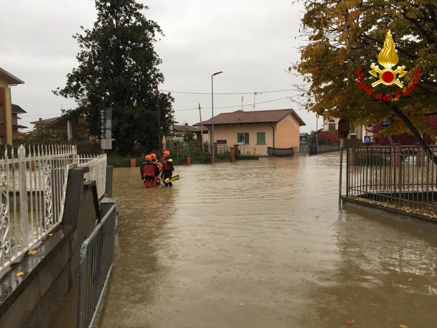Un intervento dei vigili del fuoco a Carde' (Cuneo). La piena del Po e dei rii minori ha mandato sott'acqua Cardè, il primo paese della pianura Padana nel Parco del Po Cuneese. La piena ha invaso il centrale corso vittorio Emanuele II, mentre nelle vie laterali l'acqua ha raggiunto anche il metro d'altezza. Decine le abitazioni che hanno subito allagamenti. (ANSA/VIGILI DEL FUOCO)