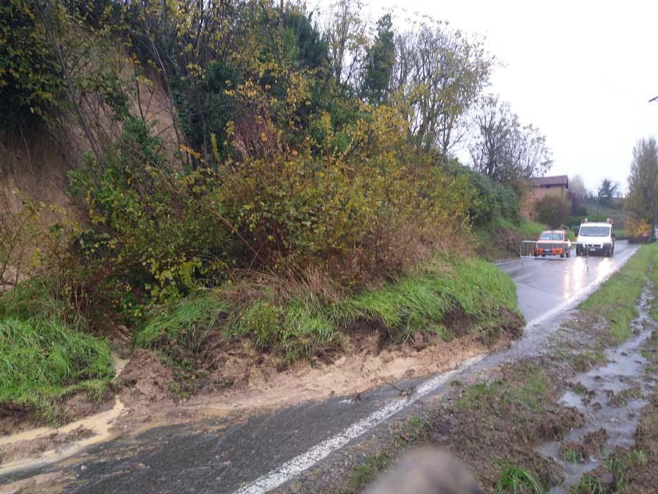 E' la provincia di Alessandria, già colpita dal maltempo nelle scorse settimane, la zona in cui le nuove precipitazioni stanno creando i maggiori disagi. Nel sobborgo alessandrino di Spinetta Marengo si registrano allagamenti per l'esondazione del rio Lovassina. Per lo stesso motivo, nella vicina Litta Parodi, chiusa via Frugarolo. A Castellazzo Bormida, a pochi chilometri dal capoluogo, chiusa la strada comunale che conduce alla frazione Fontanasse. (ANSA)