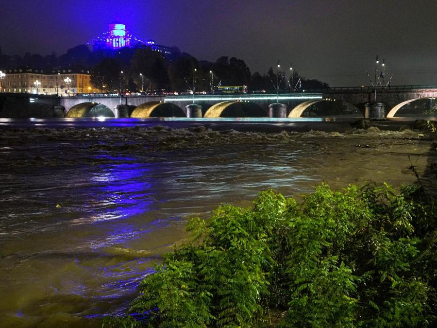 La piena del fiume Po, Torino. (ANSA/TINO ROMANO)