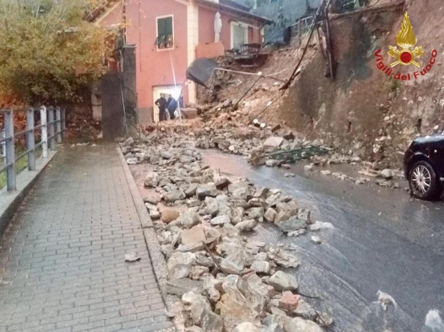 Vigili del fuoco al lavoro su una strada ostruita da detriti porvocati dall'ondata di maltempo che ha colpito Genova e la Liguria. (ANSA/ US VIGILI DEL FUOCO)