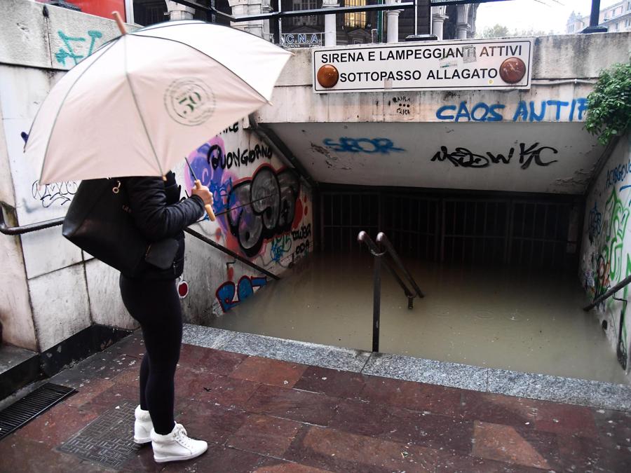 Un sottopasso allagato nella zona di Sampierdarena a Genova. (ANSA/LUCA ZENNARO)