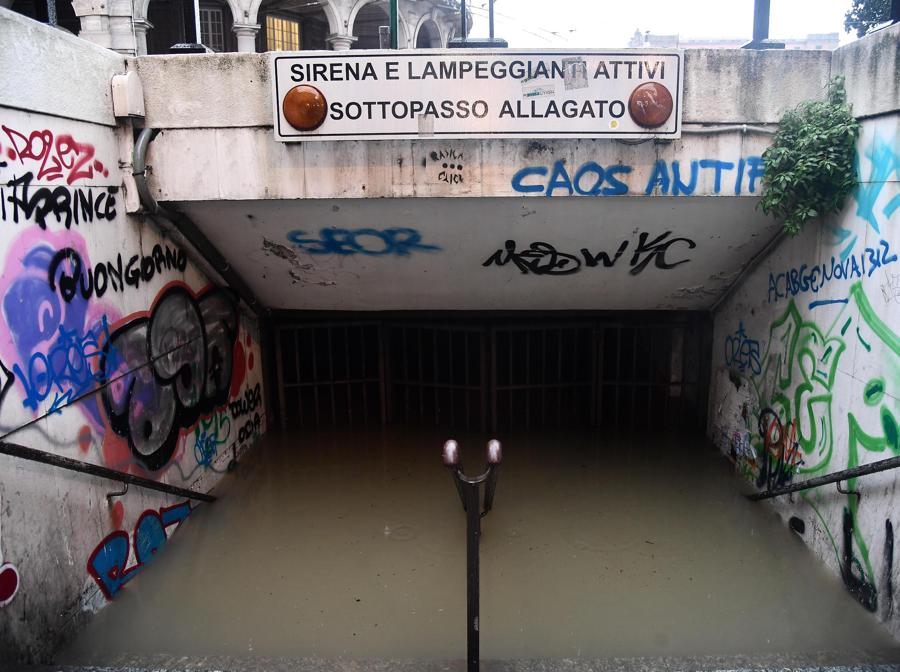 Un sottopasso allagato nella zona di Sampierdarena a Genova. (ANSA/LUCA ZENNARO)