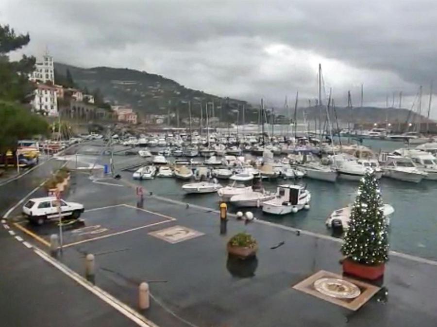 Un'immagine della mareggiata a Bordighera.(ANSA)