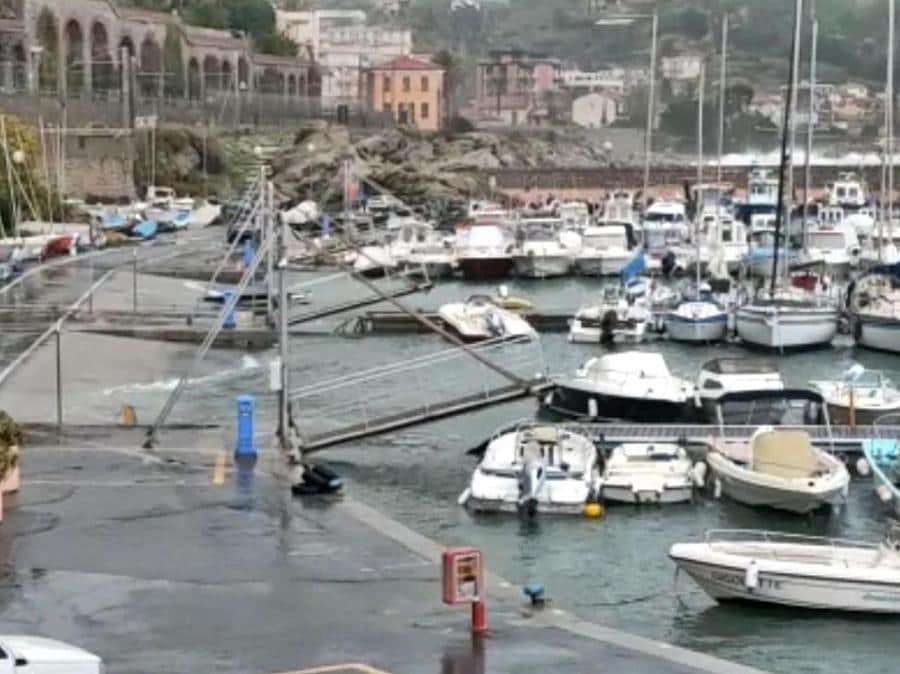 Un'immagine della mareggiata a Bordighera. (ANSA)