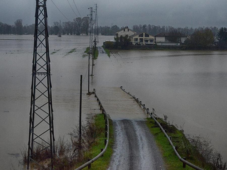 La campagna allagata nell'area del fiume Bormida, Alessandria. (ANSA/DINO FERRETTI)