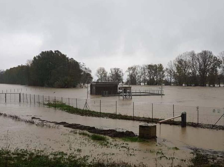 E' la provincia di Alessandria, già colpita dal maltempo nelle scorse settimane, la zona in cui le nuove precipitazioni stanno creando i maggiori disagi. Nel sobborgo alessandrino di Spinetta Marengo si registrano allagamenti per l'esondazione del rio Lovassina. Per lo stesso motivo, nella vicina Litta Parodi, chiusa via Frugarolo. A Castellazzo Bormida, a pochi chilometri dal capoluogo, chiusa la strada comunale che conduce alla frazione Fontanasse. (ANSA)