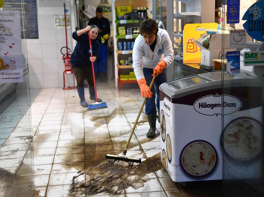 Un negozio allagato nella zona di Sampierdarena a Genova. (ANSA/LUCA ZENNARO)