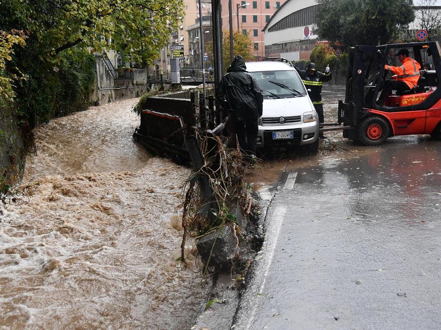 I danni in città. (ANSA/LUCA ZENNARO)