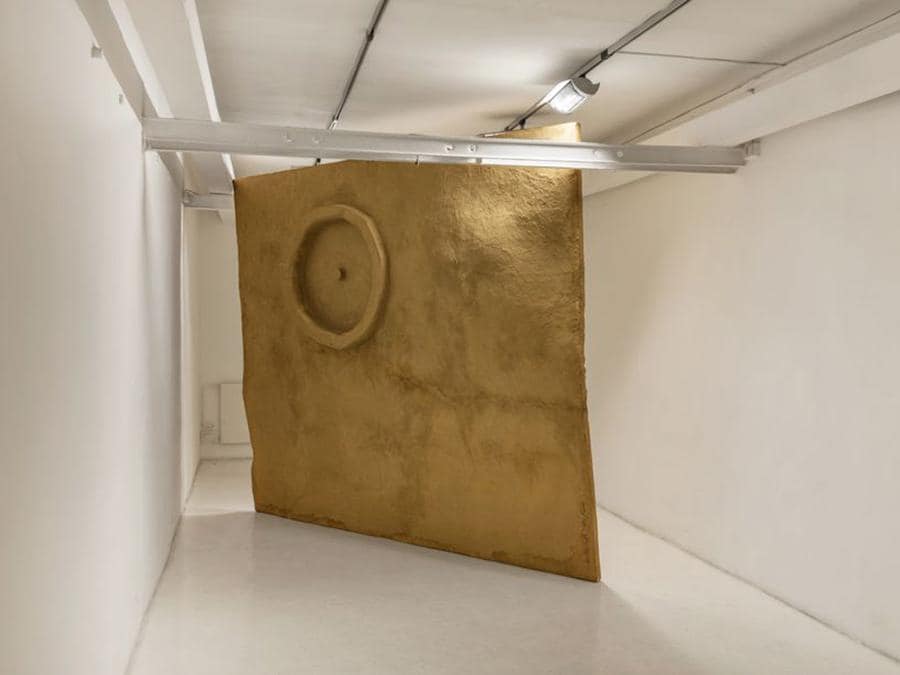 MARGHERITA MOSCARDINI - Inventory. The Fountains of Za'atari - Scultura in terra, resina e bronzo - 300 x 375 x 6 cm - Libro d'artista - tecnica mista su carta, acciaio e basalto, 71 x 53 x 7 cm - (Foto: Andrea Veneri, courtesy Fondazione Pastificio Cerere e Margherita Moscardini)