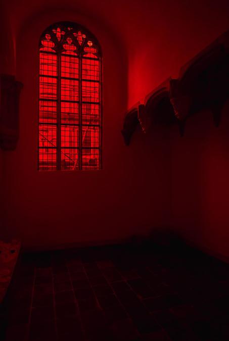 GIORGIO ANDREOTTA CALÒ - Anastasis - Vetro di colore rosso soffiato a bocca e piombatura - 156 x 387 cm - Fotografia analogica b/n e filtro inattinico rosso - 50,5 x 61 cm (Foto: Maarten Nauw, courtesy Oude Kerk e Giorgio Andreotta Calò)