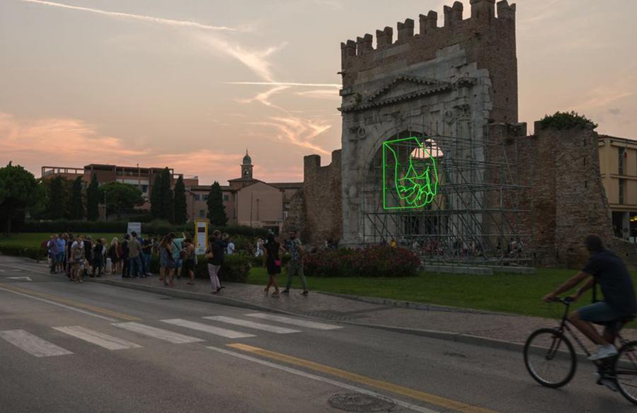 PATRICK TUTTOFUOCO - ZERO (Weak Fist) - Scultura in neon verde e struttura d'acciaio - 300 x 300 x 25 cm - (Foto: Luca Ghedini, courtesy Xing)