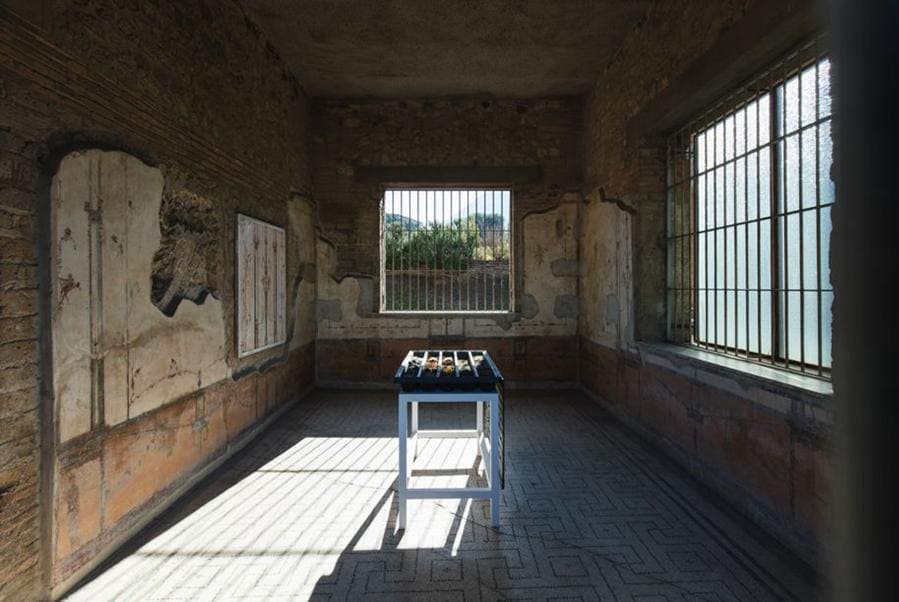 LARA FAVARETTO - Indagare il sottosuolo. Atlante delle storie omesse - Time Capsule contenente 11 carotaggi di 5 metri ciascuno nel sottosuolo di Pompei; una lastra in pietra lavica locale; 11 placche in ottone incise - (Foto: Jackie Nickerson, courtesy Fondazione Sandretto Re Rebaudengo, MADRE e Lara Favaretto)