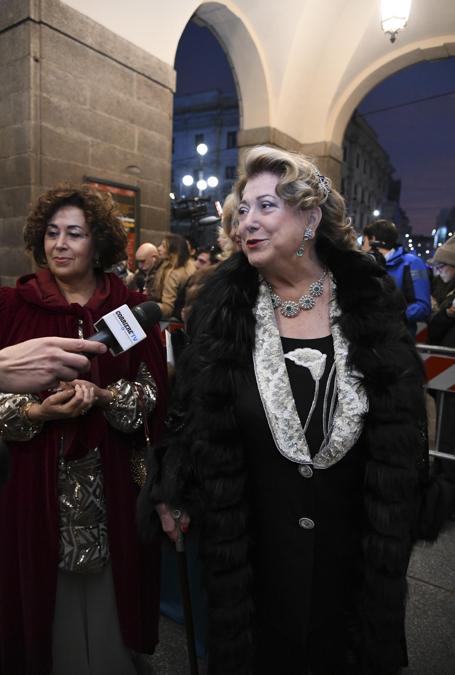 Ospiti all'ingresso esterno del Teatro alla Scala, entrano per assistere alla Prima della Tosca. Nella foto Diana Bracco (Marco Passaro/Fotogramma)