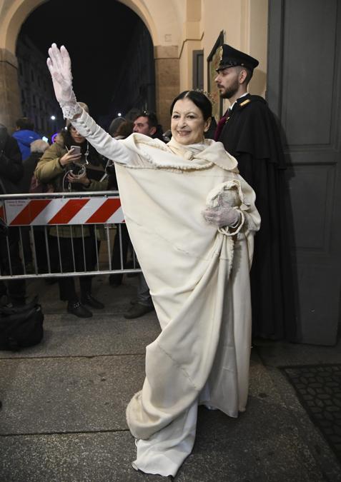 Ospiti all'ingresso esterno del Teatro alla Scala, entrano per assistere alla Prima della Tosca. Nella foto Carla Fracci (Marco Passaro/Fotogramma)