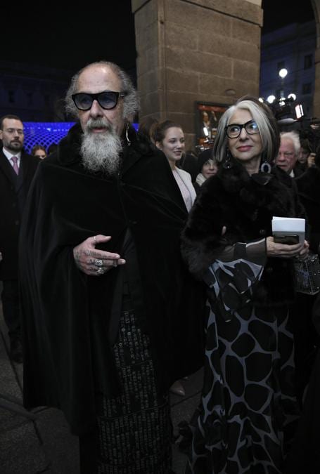 Ospiti all'ingresso esterno del Teatro alla Scala, entrano per assistere alla Prima della Tosca. Nella foto Roberto D'Agostino (Marco Passaro/Fotogramma)