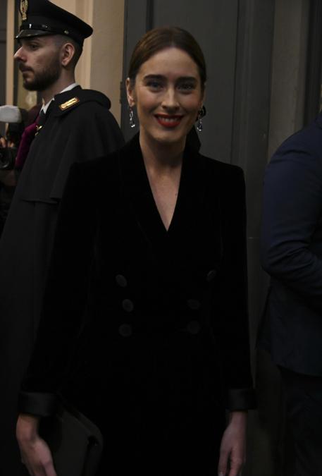Ospiti all'ingresso esterno del Teatro alla Scala, entrano per assistere alla Prima della Tosca. Nella foto. Maria Elena Boschi (Marco Passaro/Fotogramma)