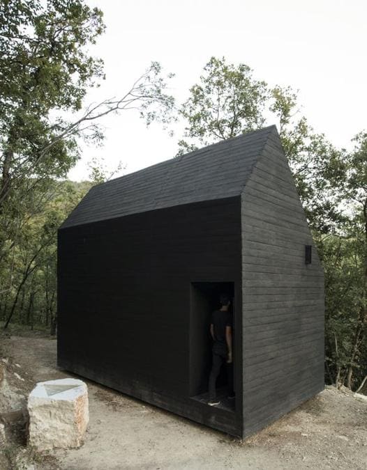 Il rifugio nel bosco. Immersa nel verde degli alberi di Botticino, in provincia di Brescia, la Cappella del Silenzio, disegnata da Studio associates, un collettivo composto da tre giovani architetti – Marco Formenti, Nicolò Galeazzi e Martina Salvaneschi è un luogo laico che offre a ognuno la possibilità di riconnettersi alla natura e al proprio io. La struttura con tetto a falde è realizzata in legno e rivestita con uno strato bituminoso che la rende impermeabile e le dona la particolare colorazione nera.