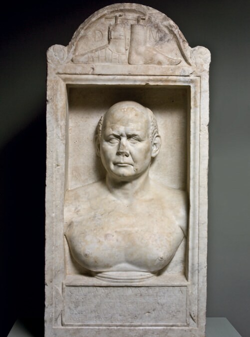 Cippo sepolcrale del calzolaio C. Iulius Helius, prima età adrianea (inizi II secolo d.C.), marmo bianco a grana fine. Centrale Montemartini, Musei Capitolini, Roma