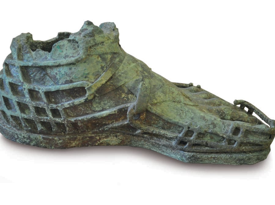 Piede calzato di statua virile colossale, prima metà del II secolo d.C., statuaria in bronzo. Museo Archeologico “Francesco Ribezzo”, Brindisi