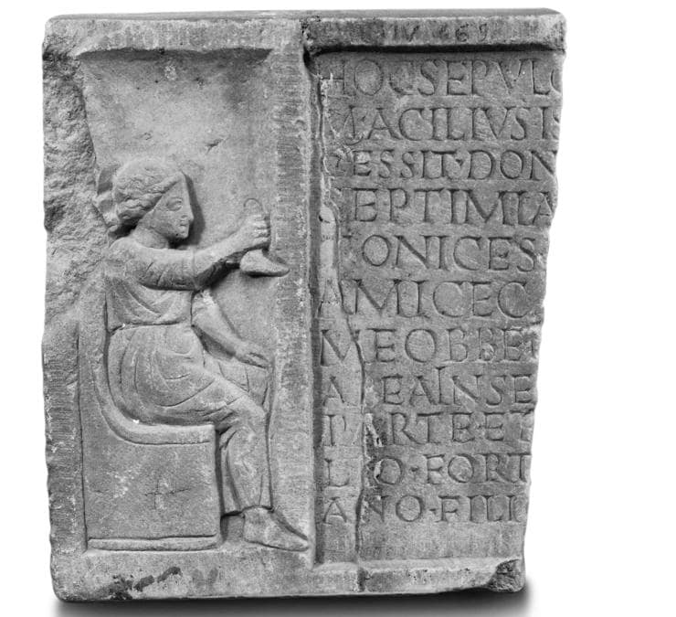 Rilievo frammentario di Septimia Stratonice, II sec. d.C., marmo. Parco Archeologico di Ostia antica, Ostia