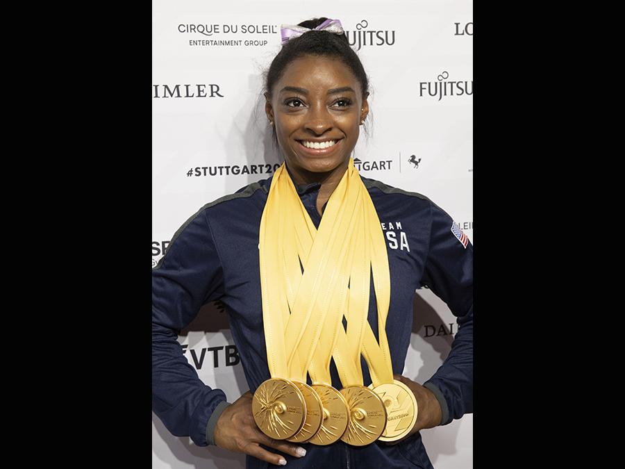OTTOBRE. GINNASTICA ARTISTICA. Con le cinque medaglie d’oro vinte ai mondiali di Stoccarda, la fuoriclasse americana, Simone Belis, a soli 22 anni, con 25 medaglie iridiate (19 ori, 3 argenti e 3 bronzi) ha stabilito il nuovo record assoluto di titoli mondiali vinti in carriera, superando il bielorusso Vitaly Scherbo, fermo a 23. (Afp)