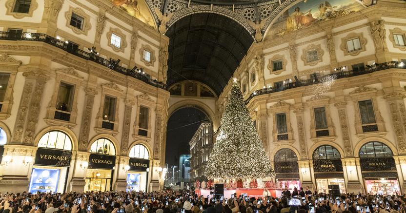 L Albero Di Natale Swarovski Accende Lo Shopping Di Milano Il Sole 24 Ore